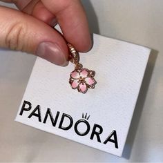 First Signs Of Spring, Pandora Bracelet Charms Ideas, Xoxo Jewelry, Minimalist Necklace Silver, Girly Bracelets, Pandora Bracelet Designs, Pandora Jewelry Charms, Signs Of Spring, Wrist Jewelry