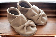 Tiny Toes Soft Sole Shoes Pattern: Baby Booties, Crib Shoes, Soft Sole Shoes by PeekabooPatternShop on Etsy https://www.etsy.com/listing/218630609/tiny-toes-soft-sole-shoes-pattern-baby Soft Sole Baby Shoes Pattern, Baby Moccasin Pattern, Couture Bb, Moccasin Pattern, Soft Sole Baby Shoes, Baby Shoes Pattern, Shoes Pattern, Kitty Baby, Womens Black Booties