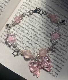 Mode Rose, Diy Bracelet Designs, Girly Accessories, Jewelry Lookbook, Beaded Bracelets Diy, Bracelets Handmade Beaded