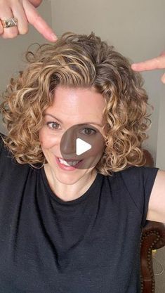 Part 1 - How to build root volume while diffusing   I use a pick to SLIGHTLY & GENTLY lift the roots making sure not to stretch out any c... | Instagram Pelo Bob Ondulado, Root Volume, Grey Hair Care, Blonde Layered Hair, Stacked Haircuts, Instagram Hairstyles, Short Hair Balayage, Instagram Travel