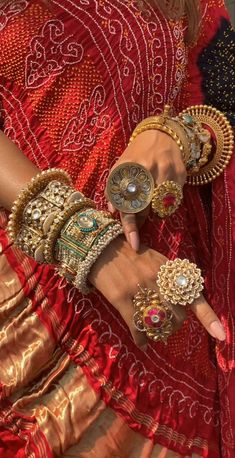 Mismatch Asymmetrical Kada Bangles & Rings Arrangement Rings Arrangement, Kada Bangles, Pani Puri, Fancy Jewellery Designs, Grooming Tips, Indian Jewellery Design Earrings, Bridal Jewelry Collection, Indian Jewellery Design, Bangles Indian