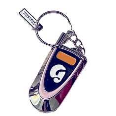 a keychain with the letter g on it