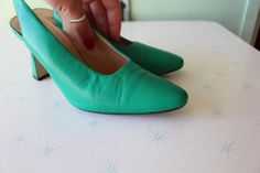 "1980s lovely green leather size 6 womens (6M) great vintage condition bellini brand PERFECT with a pink dress:) 9.25\"tip to tip (taken from inside heel) 3\"ball 3.5\"heel Thank YOU and please feel free to ask me any ?s:) Have a lovely day!! xoxo www.etsy.com/shop/retroandme" Green Low Heel Retro Heels, Vintage Green Heels With Round Toe, Vintage Green Round Toe Heels, Green High Heel Slingback Pumps With Padded Heel, Retro Green Closed Toe Heels, Green Closed Toe Retro Heels, Green Retro Closed Toe Heels, Green Pointed Toe Slingback Pumps For Formal Occasions, Formal Green Closed Toe Slingback Pumps