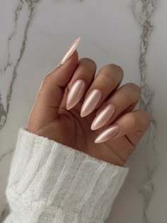 This elegant nail design features soft nude-colored almond-shaped nails with a beautiful shimmer finish. The nails exude a timeless, feminine charm that pairs well with any outfit, making them perfect for both everyday wear and special occasions. Nude Chrome Nails, Nude Almond Nails, Nude Chrome, White Chrome Nails, Ongles Nails, Chrome Nails Designs, Elegant Nail, Elegant Nail Designs, Chrome Nails