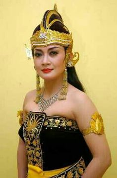 Traditional Woman, Black Panther Art, Central Java, Traditional Dance, Traditional Modern, Beauty Art, Festival Captain Hat, Asian Beauty, Batik