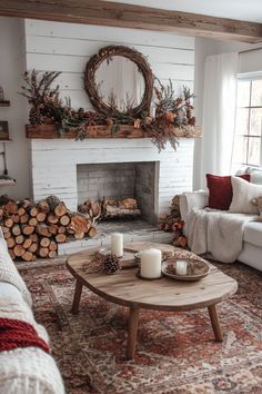 Cabin Coffee Table Decor, Small Cozy Fireplace Seating, Diy Cozy Home Decor, Cozy Fall Living Room Ideas, Winter Home Decor Cozy, Fall Living Room Decor Ideas, Fall Living Room Ideas, Cozy Fall Living Room, Estilo Farmhouse