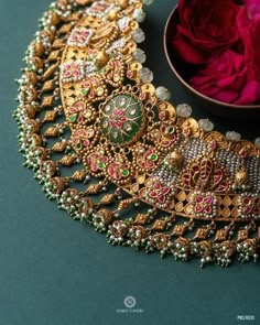 Gold Jewelry Necklace Indian, Jewelery Shoot, Jewelry Shoot, Antique Necklace Gold, Jewellery Shoot, Latest Jewellery Designs, Vintage Indian Jewelry, Mary Pictures, Cross Road