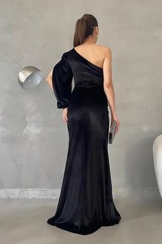 Unique and modern one shoulder long sleeved evening dress Sleeved Prom Dress, Simple Prom Dress Long, Classic Prom Dress, Off Shoulder Wedding Dress, Prom Dresses Simple, Satin Homecoming Dress, Beach Wedding Dress Boho, Strapless Prom Dresses, Simple Prom Dress