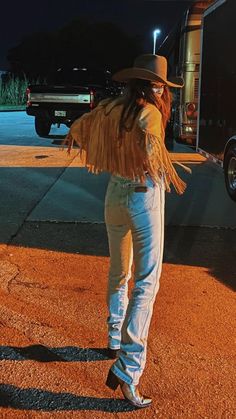 70s Western Fashion, Western Concert Outfit, Country Concert Outfit Winter, Nashville Outfits Spring, Country Concert Outfit Ideas, Concert Outfit Winter, Country Concert Outfits, Cowboy Boot Outfits, Cowgirl Boots Outfit