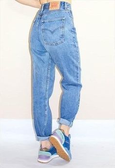 Bisexual outfit Levi Mom Jeans, Look Grunge, Fashion 90s, Grunge Look, Boyfriend Jean, Retro Mode, Moda Vintage, High Waisted Jeans, Mode Vintage