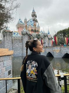 Disneyland Fits Winter, Disneyland Outfits Winter Christmas, Cozy Disneyland Outfit, Disney Fits Winter, Cold Weather Disney Outfits, Disneyland Christmas Aesthetic, Disneyworld Outfit Winter, Winter Disneyland Outfit