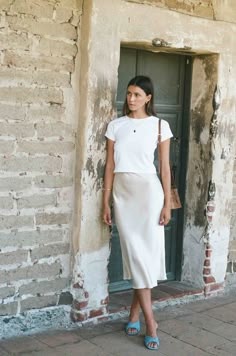 Kendall Slip Skirt | Ivory White Silk Bias Cut Slip Skirt - MERRITT CHARLES Annie Bing, Slip Skirt Outfit, White Satin Skirt, Silk Skirt Outfit, Silk Slip Skirt, Satin Skirt Outfit, Skirt Outfit Summer, Summer Board, Chique Outfit