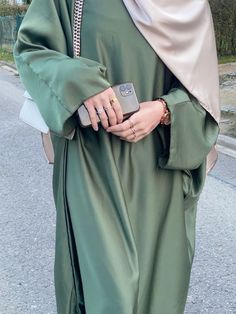 Burqa Fashion, Niqab Tutorial, Muslimah Fashion Casual, Gangsta Girl Style, Stylish Outfits Casual, Modest Wardrobe, Curly Hair Photos, Pakistani Fashion Casual