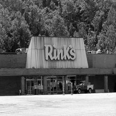 a black and white photo of a store front with the words rinks on it