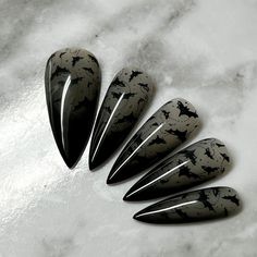 Welcome to LD Nails! 🖤 One set of 10 REUSABLE Press On Nails 🖤 🖤 Made to order in your shape & size 🖤 🦇 Dizzy Bats: Halloween Thermal Press On Set. Colour changing base (Black: Cold, Grey jelly: Hot) with dizzy bat designs. The heat from your fingers will change the base colour back and forth, revealing or hiding the FREAKIN BATS! Purchase INCLUDES an application kit! It consists of: 🖤 detailed application & removal instructions 🖤 a sealed and sanitary mani kit (100/180 file, buffer block, cuticle pusher) 🖤 2 alcohol pads 🖤 nail tabs or glue (glue is standard, request tabs in the personalization box if you prefer them!) *Only one kit is sent per order. Extra kits and kit contents can be picked up here 👉 https://www.etsy.com/ca/listing/817160463/application-kit-press-on-nails-goth Bat Nails, Horror Nails, Alcohol Pads, Country Nails, Retro Nails, Bats Halloween, Gothic Nails, Swag Makeup, Goth Nails