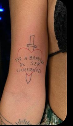 two women with tattoos on their arms that say, the brauh de ser univer