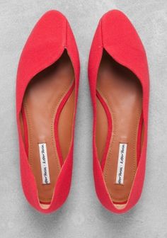 fabric ballerina flats / & other stories White Ballerina Flats, Pretty Flats, Look Office, Ballerina Pumps, Casual Chique, Red Flats, Mode Casual, Red Tulips, Nice Style