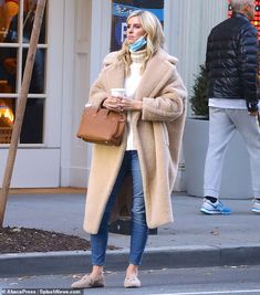 Shopping In New York, Beige Coat, Turtle Neck Jumper, City New York, Brown Leather Bag, Loro Piana, Camel Color