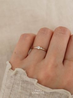 Small Trilogy Diamond Ring 3 Small Stone Engagement Rings, Simple Engagement Rings Small Diamond, Delicate Gold Wedding Ring, Engagement Rings Little Diamonds, Simple Ring Wedding, Small Three Stone Ring, Un Traditional Engagement Rings, Engagement Rings Dainty Vintage, Wedding Rings Single Diamond