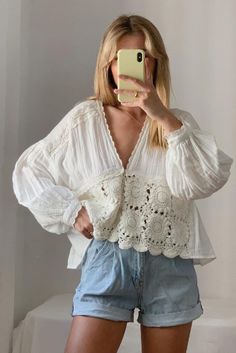 Foto: andreanoguero - Quem ama peças fresquinhas para o verão pode comemorar que as batas voltaram com tudo para a temporada. Combinação casual com bata de renda oversized e short jeans. Paris Summer Outfits, Transitional Fashion, Neat Casual Outfits, Fancy Tops, Causual Outfits, Beauty Clothes, Short Jeans, Cute Summer Outfits, Basic Outfits