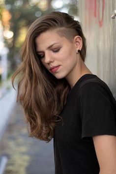 Side Shaved Hairstyles Long Hair, One Side Shaved Hairstyles, Shaved Side Haircut, Trendy Curls, Side Haircut, Side Shaved, Easy Trendy Hairstyles, Shaved Hairstyles, Undercut Hairstyles Women