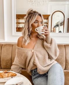 Coffee Girl, Fashion Enthusiast, Fall Fits, V Neck Cardigan, Fashion Inspo Outfits, Coffee Cup, Hair Inspiration