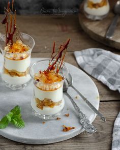 two desserts on a plate with the words mouse de crema catalana y manzana caramelizada