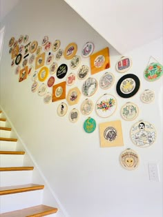 Gallery wall of embroidery hoops next to a staircase Elegant Wreaths, Hoop Decor, Staircase Art, Embroidery Hoop Decor, Cross Stitch Gallery, Cuadros Diy, Wall Climbing, Embroidered Wall Art