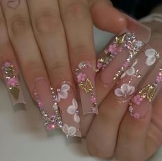 Pink long square nails, flowers, little diamonds, white, gold Classy Nails With Flowers, Flower Gem Nail Designs, Pink And Gold Quince Nails, Cute Latina Nails, Pink Gold Nails Design, Square Nails Flowers, 3 D Flower Nails, Pink Bling Nails Rhinestones, Sagittarius Birthday Nails