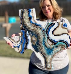 Discover the shimmering magic of Texas Geode! This gorgeous wall art is made of high quality pigments, crystals, glass and epoxy resin, creating an eye-catching piece of home decor that truly stands out. Are you ready to bring this natural beauty into your home? Get ready to transform your space with Texas Geode! The photo does not capture the brilliant shine and reflective properties of the high shine resin. Each piece is unique and one of a kind. This unique piece can be customized in several Map Ornaments, Engraved Tumblers, Modern Laundry Rooms, Driftwood Decor, Trinket Bowl, Epoxy Resin Crafts, Wine Glass Set, Gifts For My Wife, Custom Tumblers