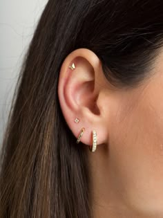 4 Stud Ear Piercing, 3 Earrings In One Ear, Ear Piercings 3 Lobe 1 Cartilage, 3 Earings Piercings Ideas Simple, 4 Earings Piercings Ideas, 4 Earings Piercings, Gold Earrings First And Seconds, Third Piercing And Cartilage, Ear Piercing Ideas Gold Simple