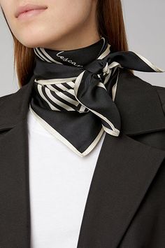 Silk Scarf Outfit, Classic Style Outfits, Ways To Wear A Scarf, How To Wear A Scarf