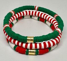 Set of 3 Red Green and White, hand beaded, stretch bracelets. Each strand is made with 6mm Heishi beads with gold accents. Can customize with wording of your choice Christmas Heishi Bracelet, Xmas Clay, Bracelet Combos, Bracelets Preppy, Bracelets Heishi, Heishi Bracelets, Clay Bracelets, Heishi Bracelet