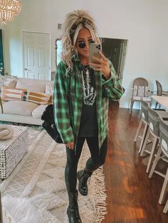 Drawn Tiger Tee curated on LTK Rocker Style Outfits, Edgy Mom Outfits, Casual Edgy Outfits, Boho Rocker Chic, Edgy Fall Outfits, Concert Outfit Fall, White Shorts Outfit, Boho Winter Outfits, Outfits Fall