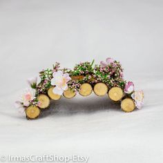 a close up of a bunch of corks with flowers on it's head