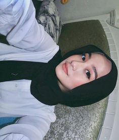 Selfie Asethic, Ideas For Instagram Photos Selfie, Selfie Ideas Hijab, Hijab Selfie, Girly M Instagram, Simple Hijab Tutorial, Ideas For Instagram, Selfie Pose