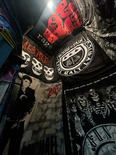 Trap House Room Ideas, Metal Room Aesthetic, Punk Living Room, Emo House, Alt Room, Retro Room Ideas, Grunge Room Decor, Metal Room