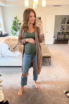 Boyfriend Jeans Maternity Outfit, Business Casual Maternity Outfits Winter, Pregnant Fall Outfits Casual, Maternity Date Night Outfit Fall, Warm Maternity Outfits, Maternity Outfits With Jeans, Cold Maternity Outfits, Casual Gender Reveal Outfit, Winter Maternity Outfits Plus Size