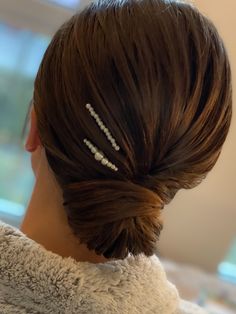 Discover my modern small pearls handmade bridal hair accessory. 🤍This wedding hair pin is perfect for achieving a super chic, minimalist, or classy hair bun.  🤍Crafted from exquisite faux white small pearls, silver-colored wire, and secured with a bobby pin. 🤍 These two hair pins are designed to elevate your bridal look with a modern touch. 🤍Ideal for boho, classy, elegant, clean, and minimalistic wedding hairdos. 🤍This minimalist wedding jewelry set is carefully curated for those seeking a Wedding Hairdos, Handmade Bridal Hair Accessories, Wedding Hairdo, Minimalist Wedding Jewelry, Pearl Hair Pin, Classy Hair, Minimalistic Wedding, Wedding Classy, Hairdo Wedding