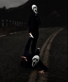 Halloween en pareja disfraz de scream Scream Mask Family Photoshoot, Ghost Face Family Photoshoot, Ghost Face Picture Ideas, Scream Photoshoot Friends, Masked Photoshoot, Ghostface Photoshoot Couple, Ghostface Couple Photoshoot, Scream Photoshoot Couple