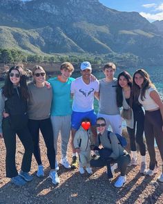 Rafa Nadal posa con su familia al completo en Mallorca, donde está viviendo unas fiestas muy especiales, tras su retirada 🌟🏝️. El tenista, conocido por su humildad y cercanía, ha compartido un cálido posado navideño al estilo Rafa: sin adornos festivos, pero con el mar y la naturaleza como escenario.

'Tiempo para estar con la familia', ha comentado el tenista, que ha compartido con sus seguidores las imágenes de un bonito y soleado día en familia. En las fotos aparecen posando frente a un ac...