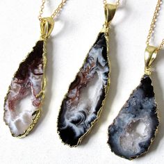 These necklaces contain one beautiful and long geode slice that has been dipped in gold. The inside of the geode is lined with sparkling crystal points, making the perfect layering necklace or minimalist addition to any outfit. Geode Slices: Geodes are the crystals of strength and courage; always enhancing our creativity. This pendant hangs on an beautiful 22 inch, 18k gold filled chain. Please choose your geode slice length from the drop-down menu below! *Please note that since this is a natura Bohemian Agate Geodes As A Gift, Chakra Necklace Crystals, Agate Slice Jewelry, Agate Slice Necklace, Geode Jewelry, Geode Necklace, Raw Stone Jewelry, Long Necklace Boho, Malachite Necklace