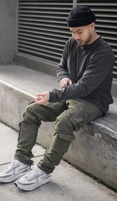 Stylish Men Outfits Casual Street Style, Olive Cargo Pants Outfit Men, Mens Cargo Pants Outfit Street Style, Camo Cargo Pants Outfit Men, Chill Outfits Men, Camo Pants Outfit Men, Cargo Outfit, Winter Pants Outfit