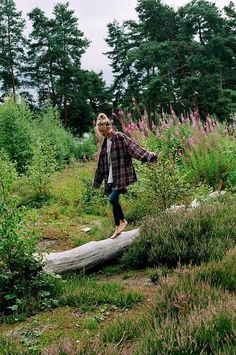 Big Flannel Outfit, Granola Style, Granola Girl Aesthetic, Nature Photoshoot, Mountain Girl, Style Indie, Flannel Outfits, Granola Girl, Trik Fotografi