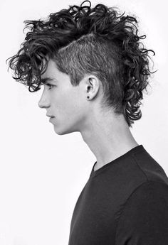 Corte de cabelo masculino para cabelos cacheados é uma tendência masculina para 2019. Modern Mowhak Hairstyle, Curly Hair Mohawk Men, Curly Hair Deathhawk, Man Mullet Curly, Curly Punk Hair Men, Mohawk Men, Curly Mohawk Hairstyles Men, Long Curly Mohawk, Curly Hair Mohawk Boys