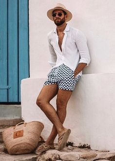 Holiday Wear Men, Ibiza Mens Fashion, Mens Straw Hats Beach, Men’s Ibiza Outfit, Ibiza Mens Outfits, Men’s Vacation Style, Men Beach Outfit Summer, Men’s Vacation Outfit, Ibiza Style Outfit