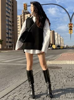 Caroline Hu, Coat Outfit Casual, Japan Outfits, Outfit Botas, Black And White Outfit, Sweater Vests, Paris Outfits, White Outfit