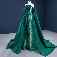 Watteau Train, Pageant Gown, Green Evening Dress, Fotografi Vintage, Mermaid Evening Gown, Green Gown, Sequin Prom Dresses, Pageant Gowns, Long Prom Dresses