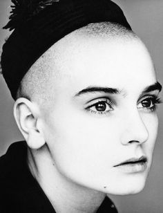 Timeless Cool: Sinead O’Connor Drag Make-up, Bald Women, Shaved Head, Buzz Cut, Shaved Hair, Music Icon, White Photo, Black And White Photographs, Rock And Roll