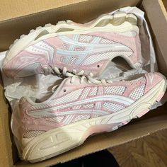 Pink White / Gently Used Can Be Cleaned For Nicer Look. Vintage Vintage Nike Shoes, Nike Shoes Women Fashion, Pretty Sneakers, Trendy Shoes Sneakers, Dr Shoes, Asics Gel Kayano, Pretty Shoes Sneakers, Shoes Outfit Fashion, Cute Sneakers